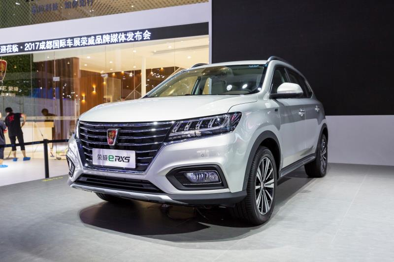全新荣威950、荣威e950定义“高级轿车” 成都车展亮相售价16.88万起 互联网汽车上市一周年 系统升级带来颠覆式进化